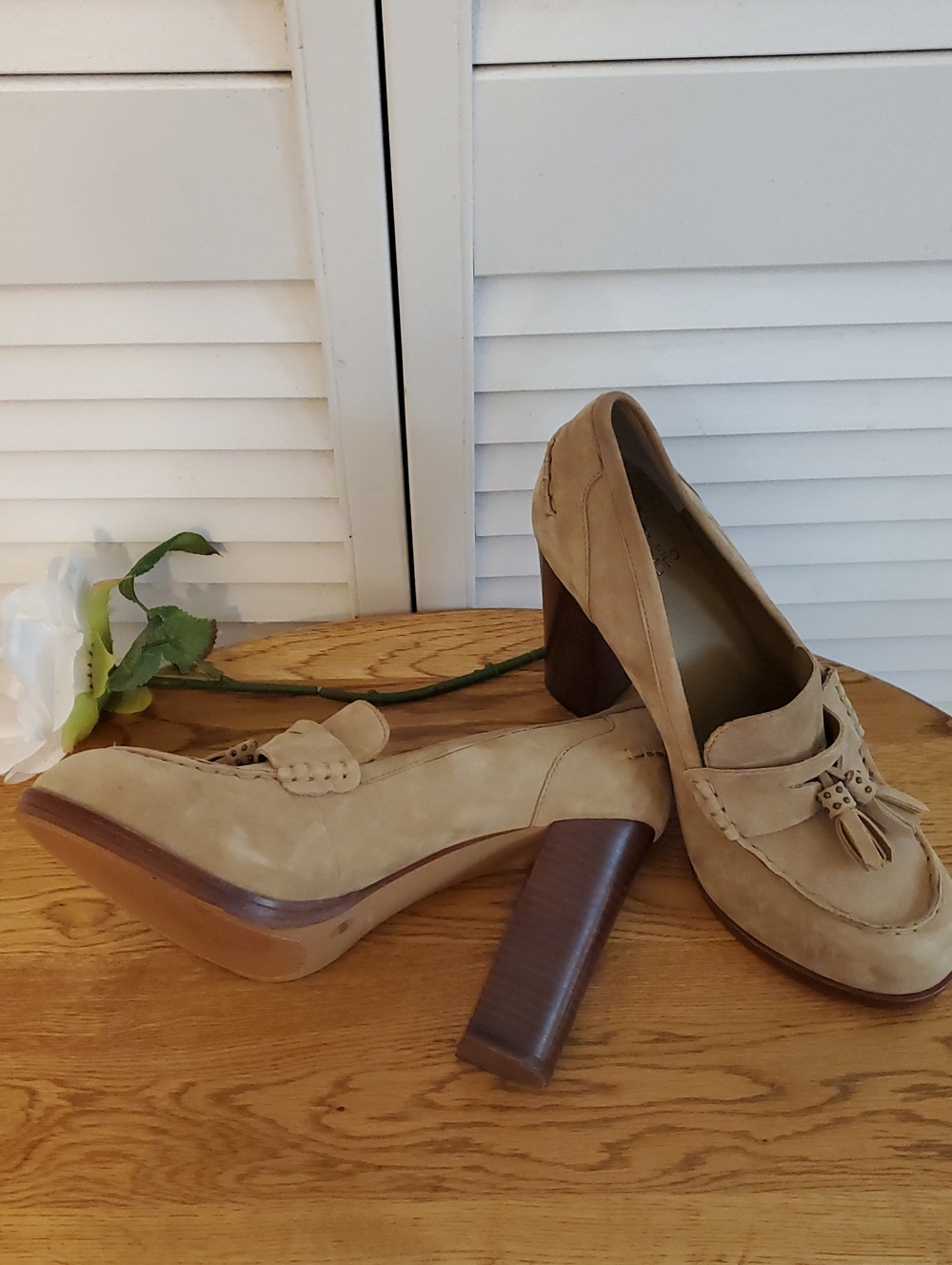Vince Camuto Cefinlyn Tan Suede Leather Heeled Penny Loafers Tassels, Size 9.5 M